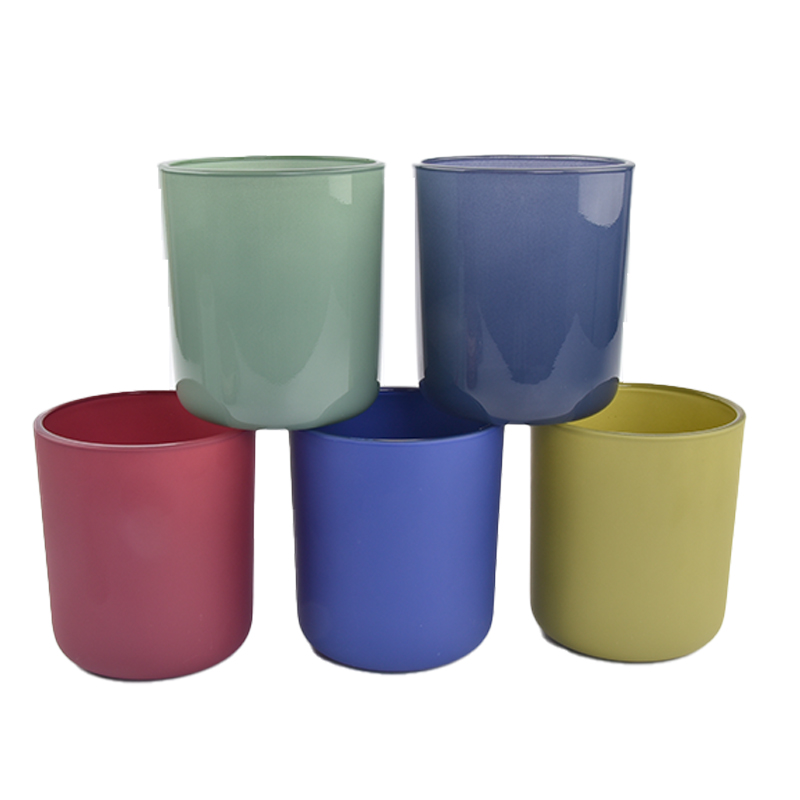 Femfärgsljusstake i glas: En övning av färg och ljus i minimalistisk design