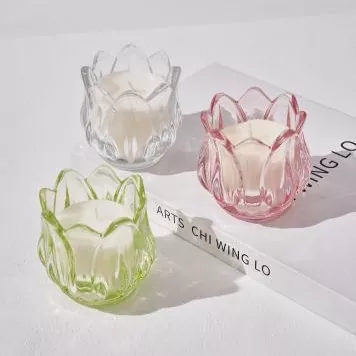 Färgat tulpanformat glasljus