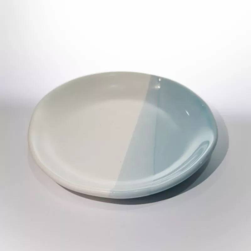 Modern tvåfärgad keramisk rund tallrik