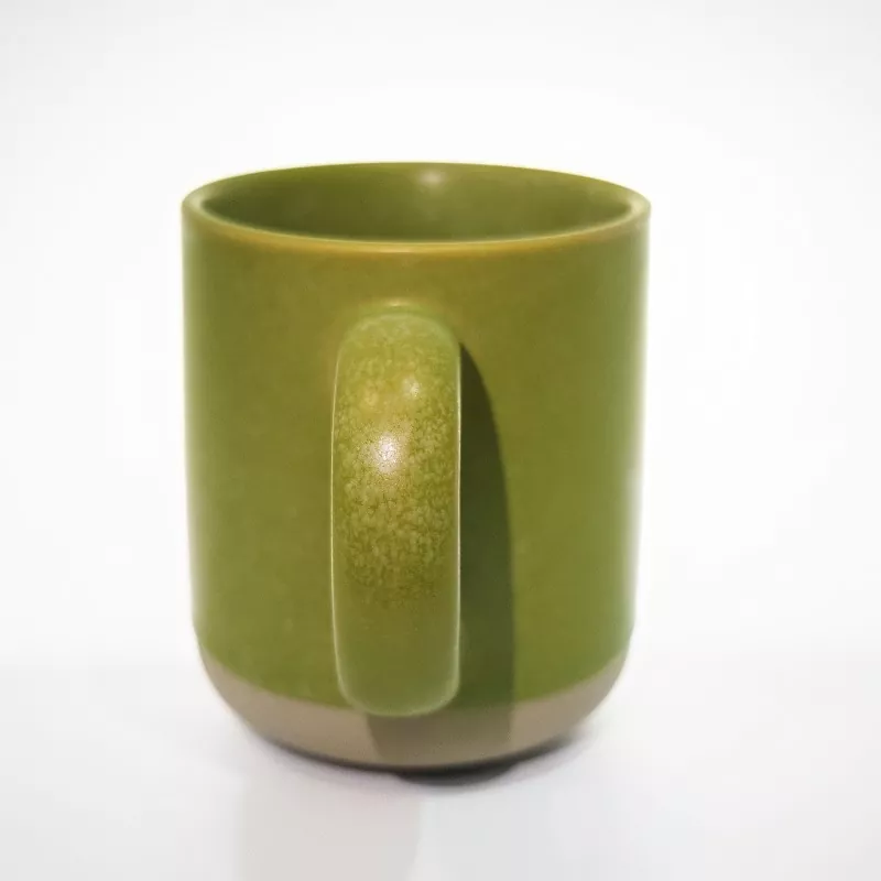 Enkel modern keramisk resegrön mugg