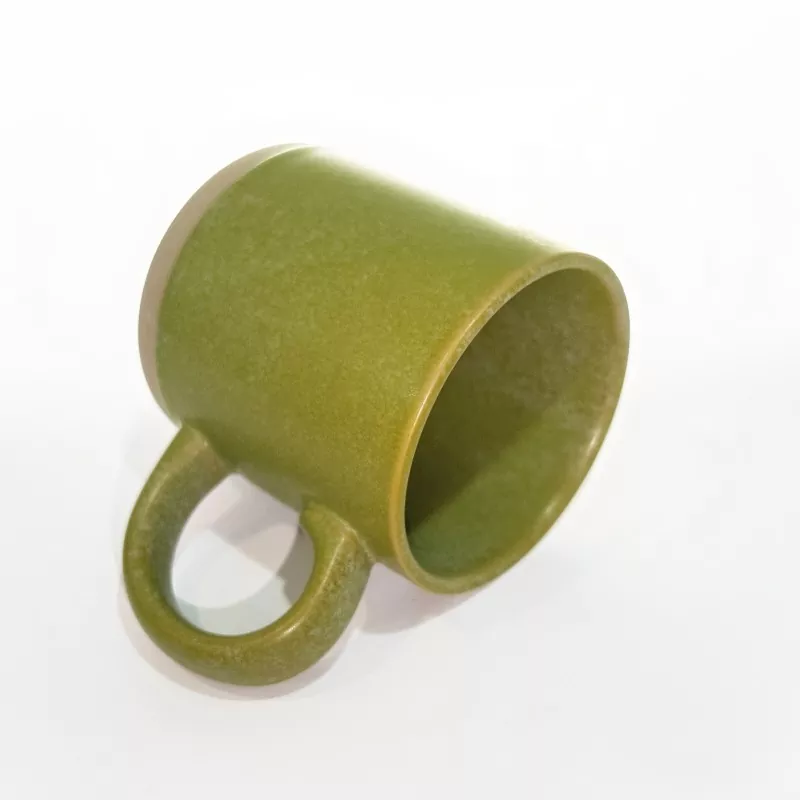Enkel modern keramisk resegrön mugg