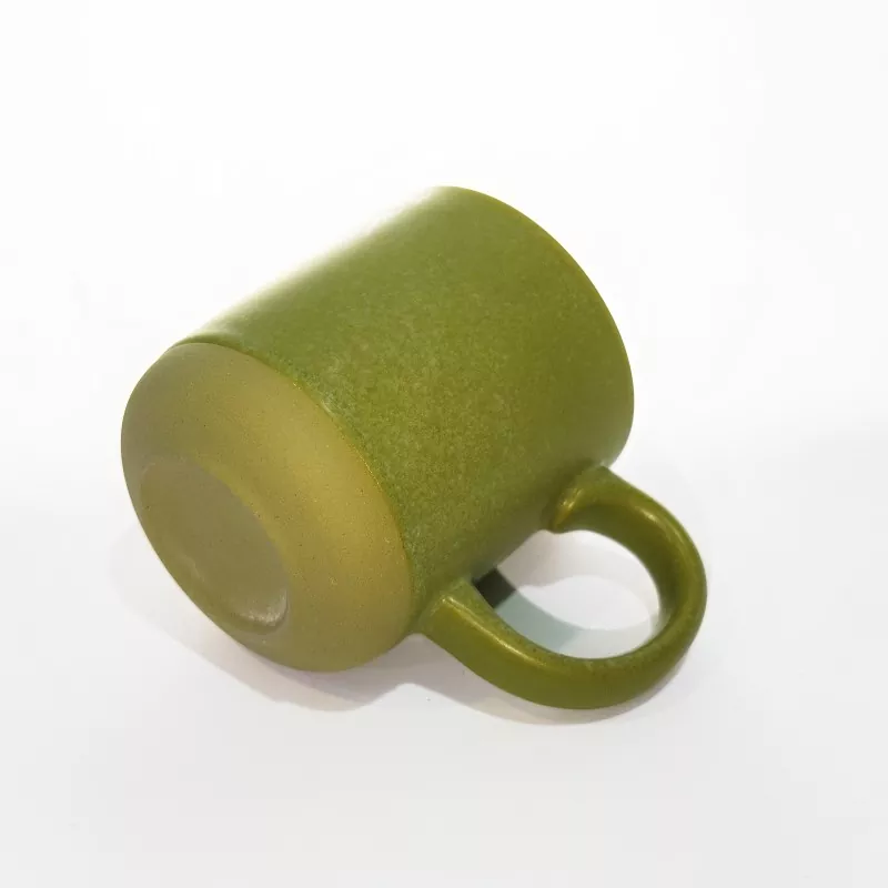 Enkel modern keramisk resegrön mugg