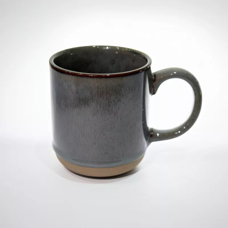 Enkel modern keramisk resegrå mugg