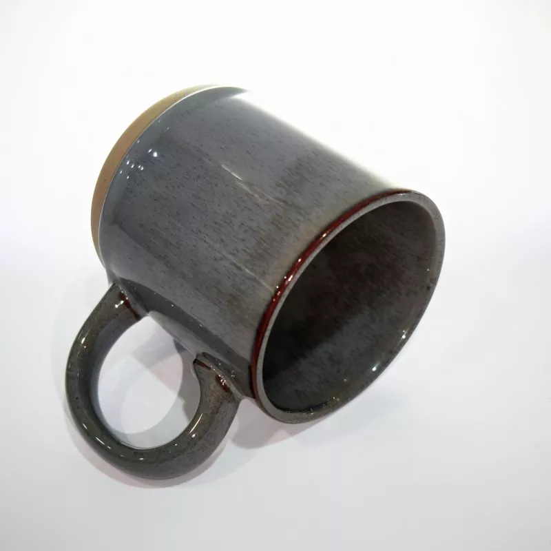 Enkel modern keramisk resegrå mugg