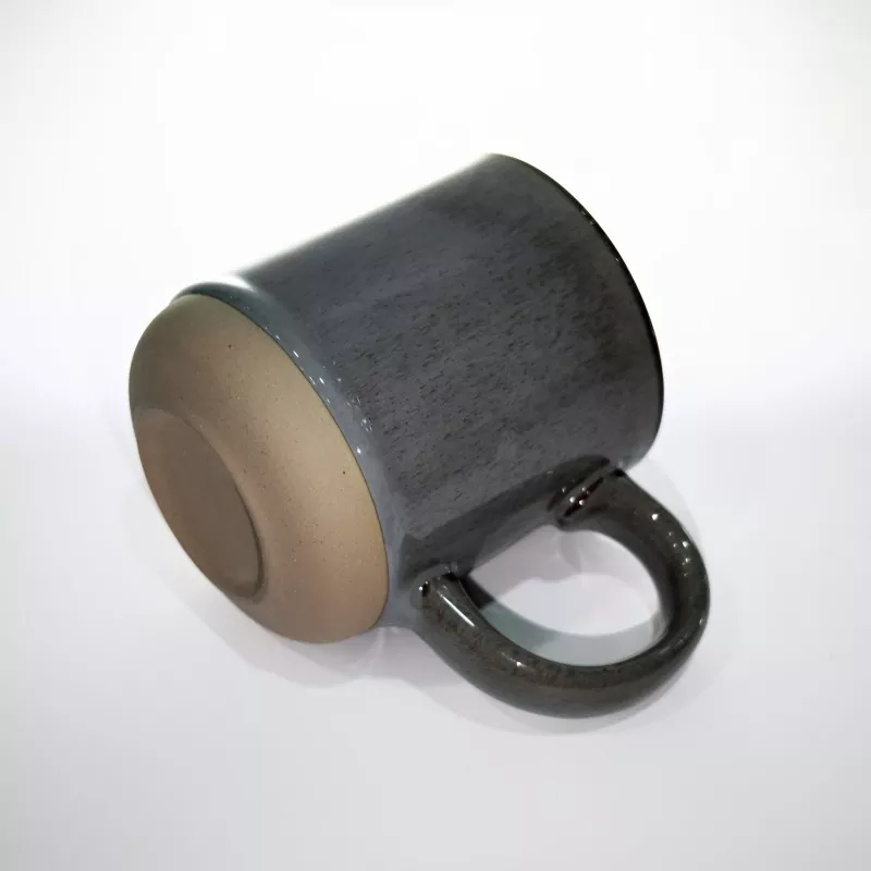 Enkel modern keramisk resegrå mugg