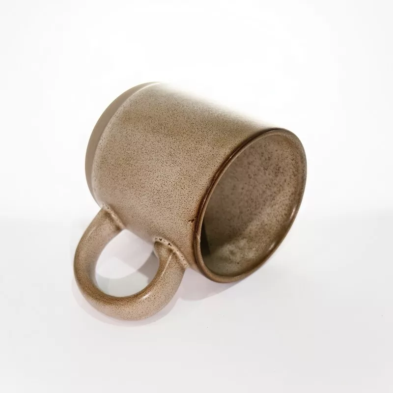 Enkel modern keramisk resemugg