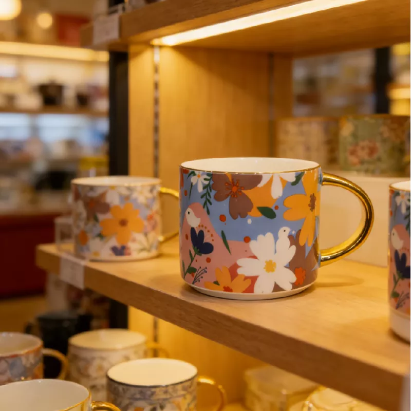 Levande blommig keramisk mugg med guldkant Levande blommig keramisk mugg med guldkant