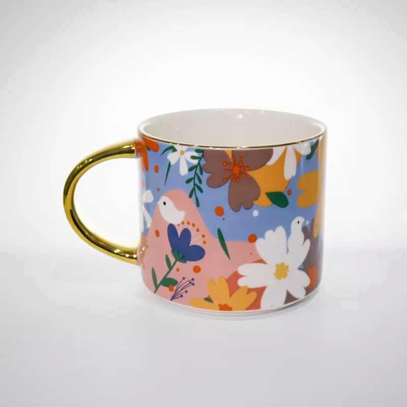 Levande blommig keramisk mugg med guldkant