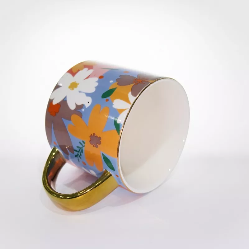 Levande blommig keramisk mugg med guldkant