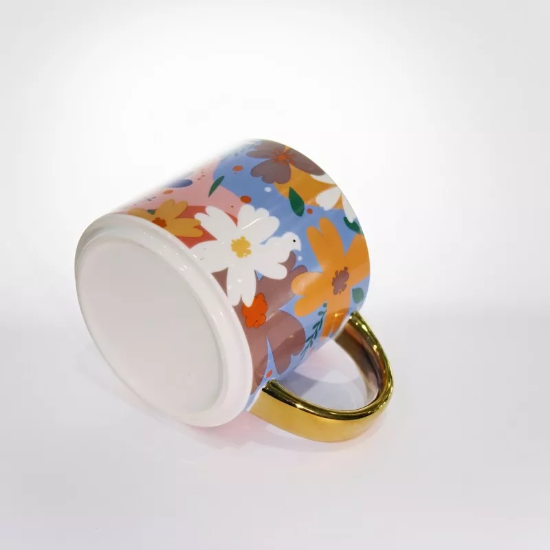 Levande blommig keramisk mugg med guldkant